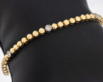 14 kt Gold Brillant-Armband, GG/WG 585/000,GG-Halbkugeln, 6 in WG gefasste Brillanten zus. ca. 0.50 ct Weiß/p, L. ca. 19.5 cm, Kastenschloss mit 2 ...