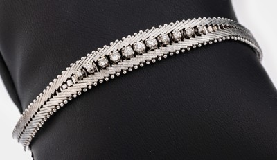 18 kt Gold Brillant-Armband, 1970er Jahre, WG 750/000, 11 Brillanten zus. ca. 0.30 ct Weiß/p, L. ca. 18.7 cm, Kastenschloss mit 2 ...