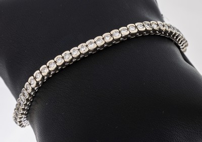 14 kt Gold Brillant-Armband, WG 585/000, qualitätvolle Verarbeitung, 64 Brillanten zus.ca. 4.00 ct Weiß/si, L. ca. 19 cm, Kastenschloss mit ...