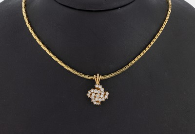 14 kt Gold Brillant-Anhänger, GG 585/000, geschwungen, 21 Brillanten zus. ca. 1.005 ct Weiß/lp, (lt. Schmuckpass), an Kette, GG 585/000 gepr., L. ...