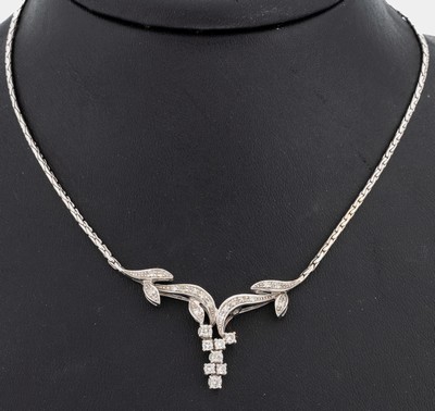 14 kt Gold Diamant-Collier, WG 585/000, geschwungenes Mittelteil, 8 Brillanten und 16 8/8-Diamanten zus. ca. 0.50 ct Weiß/p, L. ca. 42 cm, ...