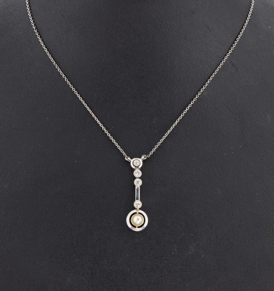 18 kt Gold Brillant-Perl-Collier, um 1920, Mittelteil WG 750/000, 4 Brillanten zus. ca. 0.14 ct Weiß/si, Zuchtperle, gebohrt sek., Kette Silber, L. ...