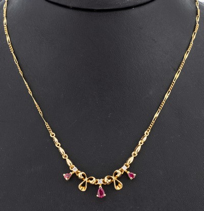 14 kt Gold Rubin-Brillant-Collier, GG 585/000, Mittelteil aus geschwungenen Elementen, 3 facett. Rubin-Tropfen zus. ca. 0.25 ct, 3 Brillanten zus. ...