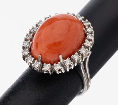 14 kt Gold Korallen-Brillant-Ring, WG 585/000, mittig gr. ovaler Korallen-Cabochon, umgeben von 20 Brillanten zus. ca. 0.80 ct (grav.) Weiß/vs-si, ...