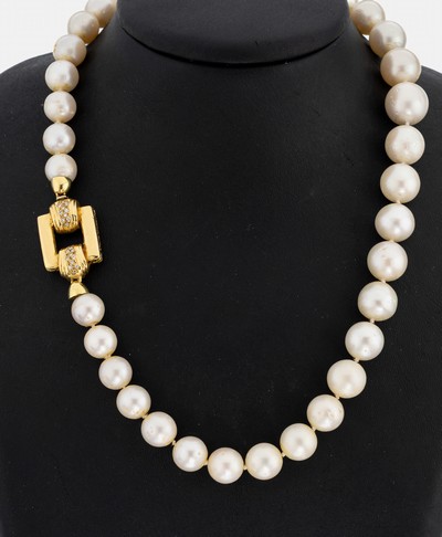 Zuchtperl-Collier mit 18 kt Gold Brillant- Schmuckschließe, GG 750/000, im Verlauf Südseezuchtperlen, D. ca. 10 - 14 mm, Kasten- schloss mit 44 ...
