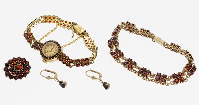 Konvolut Granat-Schmuck, best. aus: 1 Damenschmuckuhr, Metall verg., Quartzwerk, Fkt. ungepr., L. ca. 17 cm, Kastenschloss mit Sicherheitsacht und ...