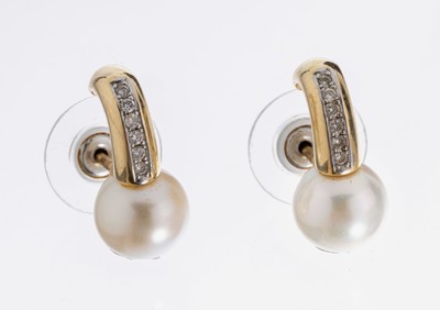 Paar 14 kt Gold Perl-Brillant-Ohrstecker, GG 585/000, 2 Akoyazuchtperlen, D. ca. 8.7 mm,12 Brillanten zus. ca. 0.12 ct Weiß/p, ca. 5.0g, Brisuren ...