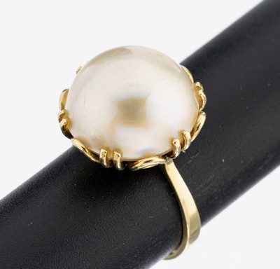 14 kt Gold Perl-Ring, GG 585/000, gr. Mabeperle, D. ca. 15.2 mm, Unterkaderung aus geschwungenen Elementen, RW 58, ca. 6.5 g