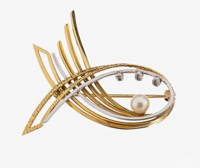 14 kt Gold Perl-Diamant-Brosche, 1960er Jahre, GG/WG 585/000, part. strukt., geschwungen, 1 Akoyazuchtperle, D. ca. 5.2 mm, 3 kl. 8/8- Diamanten, ca. ...