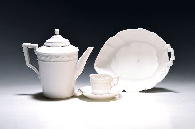 Mokkaservice/Espressoservice, KPM Kurland, Kanne, 9 Mokkatassen mit Untertassen, Konfektschale in Blattform, weiß, Porzellan