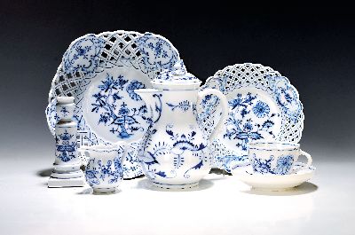 Kaffeeservice, Meissen, 20. Jh., Zwiebelmuster, zwei Kaffeekanne (ein Deckel innen liegende Zapfen defekt), 9 Kaffeetassen mit Untertassen, 7 ...