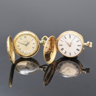 2 kleine Savonette-Taschenuhren in GG 585/000, Schweiz um 1890/1980, vollgrav. Geh., 1.) 2-Deckel Goldgeh., Innendeckel fehlt., Emailzifferbl., gold. ...