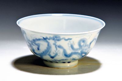 Drachenschale, China, wohl späte Ming-Dynastie, Porzellan, umlaufender blauer Drachendekor, leicht best. am Rand, am Boden gemarkt, H. 7.3 cm, D. ...