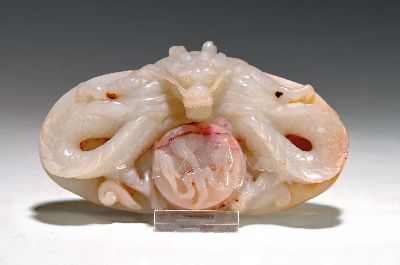 Jadeschnitzerei, wohl Lackbehälter, China, 20. Jh., helle Jade, liegender Drache, mittig Deckelgefäß, Deckel Dekor wohl Wolken- Darst., ca. 4.5 x ...