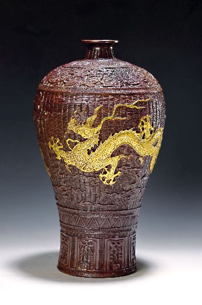 Vase, China, 20. Jh., Bronze, reich verziert, patiniert, mit zwei umlaufenden Drachen dekoriert, am Boden bezeichnet, H. ca. 32 cm