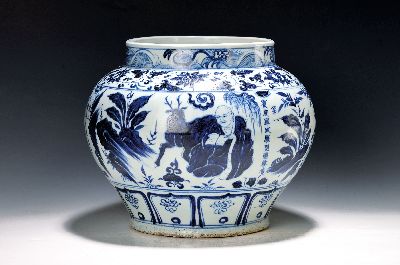 Blumentopf, China, 20. Jh., blaue Unterglasurbemalung, Porzellan, Gartenszenen mit Figuren, beschriftet, H. ca. 28 cm, D. 32 cm