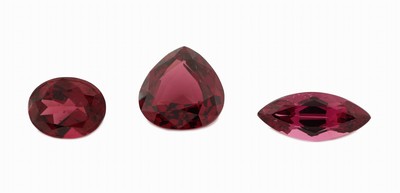 Lot 3 lose Granate, zus. ca. 12.0 ct, versch. Größen, Schliffformen und Farbnuancen
