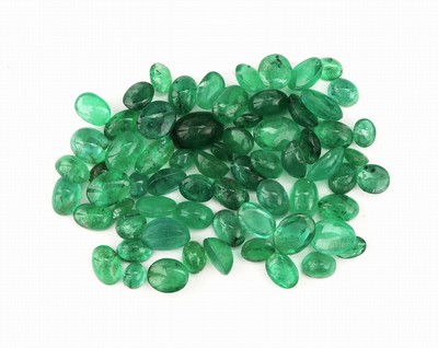 Lot lose Smaragde, zus. ca. 31.63 ct, Cabochons in versch. Größen und Farbnuancen, Ausfassware, teilw. besch.