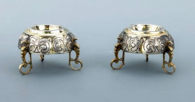Set 2 Salznäpfe, Augsburg um 1680-1720, Silber teilverg., 6-passig gewölbte Wandung, Rocaillen, fein punziert, qualitätvolle Verarbeitung, auf 3 ...