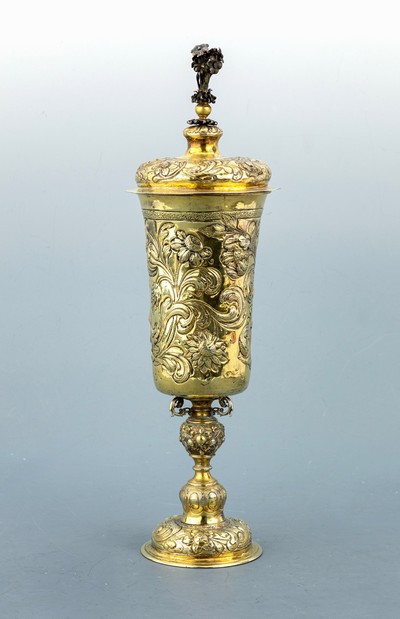 Deckelpokal im Barockstil, Hanau um 1900, Silber vergoldet, leicht konischer Korpus auf profiliertem Fuß, reiche durchgehende getriebene und ...