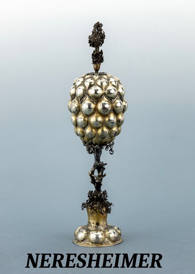Traubenpokal, NERESHEIMER, Hanau um 1900, Silber gepr., part. verg., getriebener und ziselierter Korpus mit Buckelung, Schaft und Deckelbekrönung ...