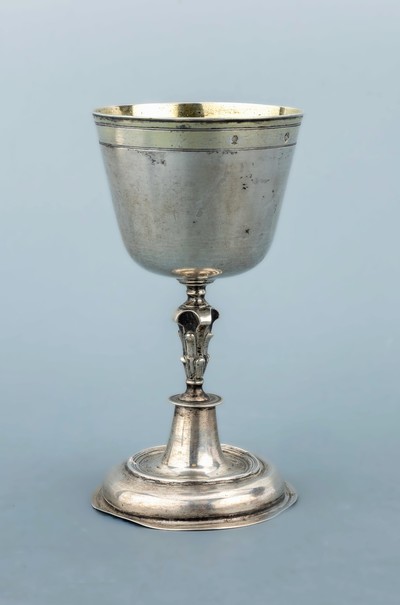 Trinkpokal, Augsburg 1693-1698, 12-Lot Silber, eleganter Trinkpokal auf gestuftem rundem Fuß (dieser l. besch.), leicht zulaufender Schaft mit ...