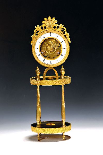Pendule mit Glasdom, Frankreich um 1850/60, schwarz gefaßter Holzsockel (verzogen, alter Wurmbefall), zylindrischer Mineralglasdom daher unpassend, ...