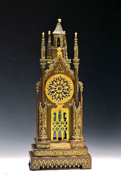 Türmchenuhr, Frankreich um 1900, in sog. Kathedralform, Bronzeguß vergoldet und brüniert, Sockel getreppt, Bekrönung kleines Glockentürmchen, ...