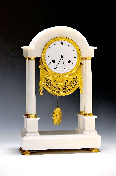 Portaluhr, Frankreich um 1800, weisser Marmor, vergoldete Basen und Kapitelle, Plinthen gelockert bzw. bestossen, Bogenabschluss, unter Zifferblatt ...