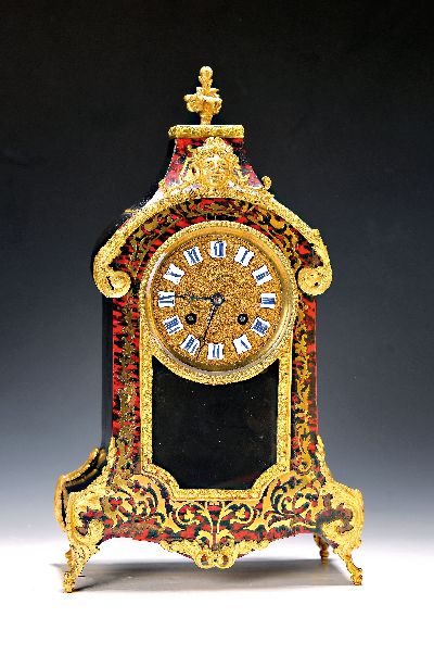 Boulle-Uhr mit Spielwerk, Frankreich um 1860/70, im Sockel mit Spielwerk, liebliche Melodien (Aufzug per Schnurzug), darauf Uhr, schauseitig in ...
