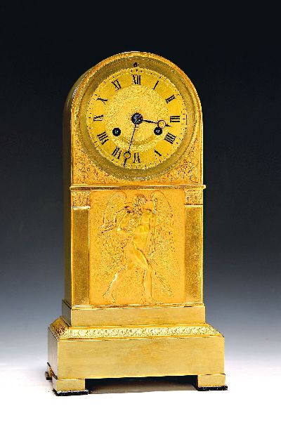 Kleinere Pendule, Frankreich, um 1830/40, vergoldetes Bronzegehäuse, Bogenabschluss, mittig Chronos flankiert von Pilastern, gesamtes Gehäuse nach ...