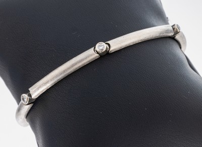 14 kt Gold Brillant-Armband, WG 585/000, längliche Glieder strukt., 6 Brillanten in Zargenfassungen als Zwischenglieder zus. ca. 0.30 ct Weiß/si, ...