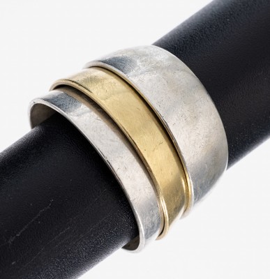 18 kt Gold und Silber Design Ringtrio, GG 750/000 und 925er Silber, sat., geschwungene Ringschienen, 1 x GG, ca. 4.7 g, 2 x Silber, ca. 6.2 g, RW ...