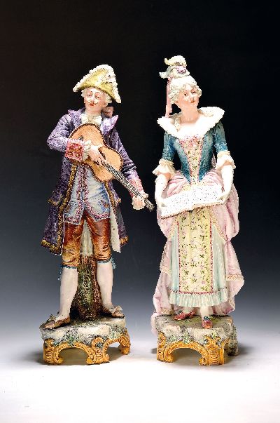 Zwei große Majolikafiguren, um 1880, wohl Böhmen, musizierendes Rokokopaar, Dame mit Notenbuch und Gitarre spielender Kavalier, beide bunt bemalt, ...
