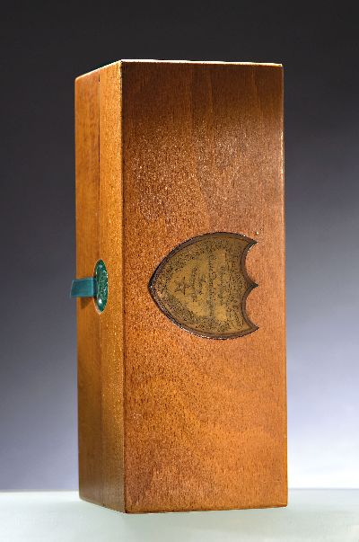 Eine Flasche Champagner, Moet & Chandaon Cuvée Dom Perignon rosé, 1982, in orig. Holzbox, diese ungeöffnet, 0.75l, orig. verkorkt und unverkostet