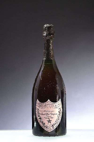 Eine Flasche Champagner, Moet & Chandon Cuvée Dom Perignon rosé, 1985, in orig. Holzbox