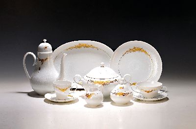 Kaffee- und Speiseservice, Rosenthal, Romanze in Gold, Entwurf Björn Wiinblad, Kaffeekanne, Sahnegießer Zuckerdose, 9 Tassen, 9 Untertassen, 9 ...