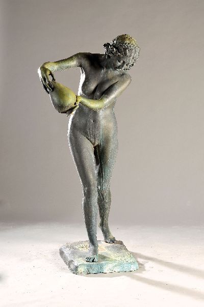Lebensgroße Brunnenfigur/Bronzefigur, Italien, 20. Jh., Wassergießerin, junger Frauenakt beim Ausgießen einer Amphore, auf rechteckigem Sockel, ...