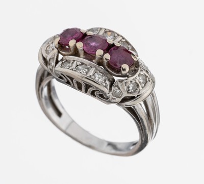 14 kt Gold Rubin-Diamant-Ring, 1950er Jahre, WG 585/000, 3 rundfacett. Rubine zus. ca. 0.60 ct, 16 8/8-Diamanten zus. ca. 0.32 ct Weiß/si, RW 51, ...