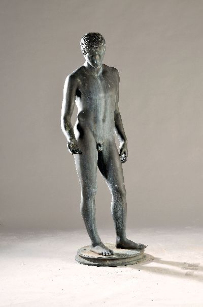 Lebensgroße Bronzefigur eines Athleten, sog. Idolino, 20 Jh., nach antikem Vorbild, Bronze, stehender junger Männerakt, runde Plinthe, H. ca. 155 ...