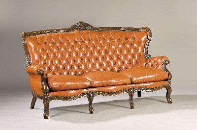 Chesterfield-Sitzgruppe, nach altem Vorbild, 20. Jh., Holz nussbaumfarben gebeizt, beschnitzt, cognacfarbenes Leder, Rücken geheftet, Sofa mit drei ...