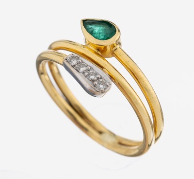 18 kt Gold Smaragd-Brillant-Ring, GG/WG 750/000, facett. Smaragd-Tropfen ca. 0.18 ct, 4 in WG gefasste Brillanten zus. ca. 0.04 ct Weiß/si, RW 49, ...