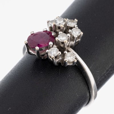 14 kt Gold Rubin-Brillant-Ring, WG 585/000,ovalfacett. Rubin ca. 0.45 ct, 7 Brillanten zus. ca. 0.21 ct Weiß/si, RW 48, ca. 2.3 g