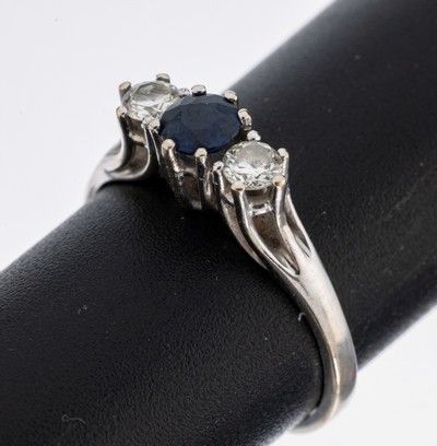 14 kt Gold Saphir-Brillant-Ring, WG 585/000, hoch aufgebaut, mittig ein rundfacett. Saphir ca. 0.25 ct, umgeben von 2 Brillanten zus. ca. 0.20 ct ...