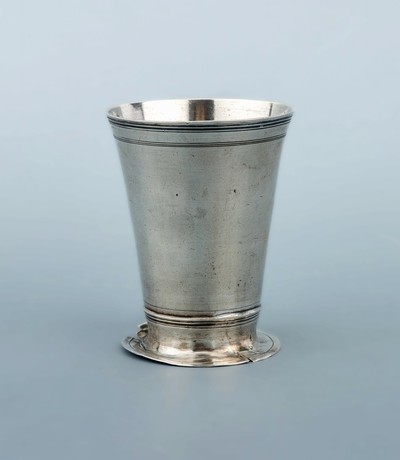 Trinkbecher, Augsburg, 1767-1769, 12-Lot Silber, schlichter leicht konischer Becher aufprofiliertem rundem Fuß, glatte Wandung mit feiner ...