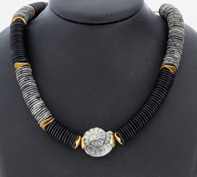 Lavastein-Onyx-Collier, Hakenschließe und Zwischenglieder 925er Silber verg., Lavastein-und Onyx-Linsen, Mittelteil in Form einer Muschel, L. ca. ...