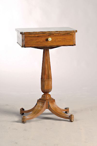 Kleiner Nähtisch/Beistelltisch, Biedermeier, um 1920, Palisanderfurnier, intarsiert, wohl mit Ahorn, Einlagen mit Schwanendekor, Vögel und floral, ...