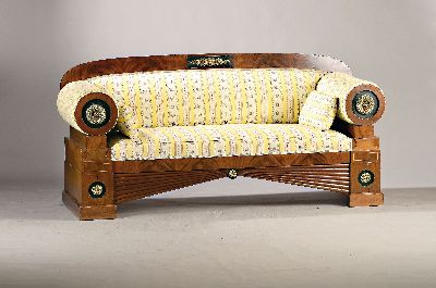 Elegantes Biedermeiersofa, norddeutsch, um 1820/30, Mahagonifurnier, Fadenintarsien, architektonischer Aufbau, zylinderförmige Armlehnen mit runden ...