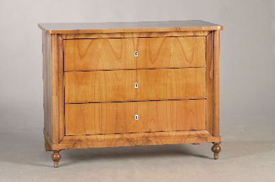 Biedermeierkommode, deutsch, um 1830, Kirschbaumfurnier, drei Schubladen, ausgesprochen schöne zurückgesetzte Front, gedrechselte Füße, ein ...