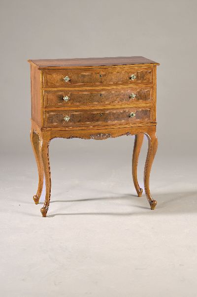 Kleine Barockstilkommode, deutsch um, 1900, Nussbaumfurnier, Schubladen innen z.T. Kirschbaum massiv, Bandeinlagen in Pflaume und Ahorn, vor Kurzem ...